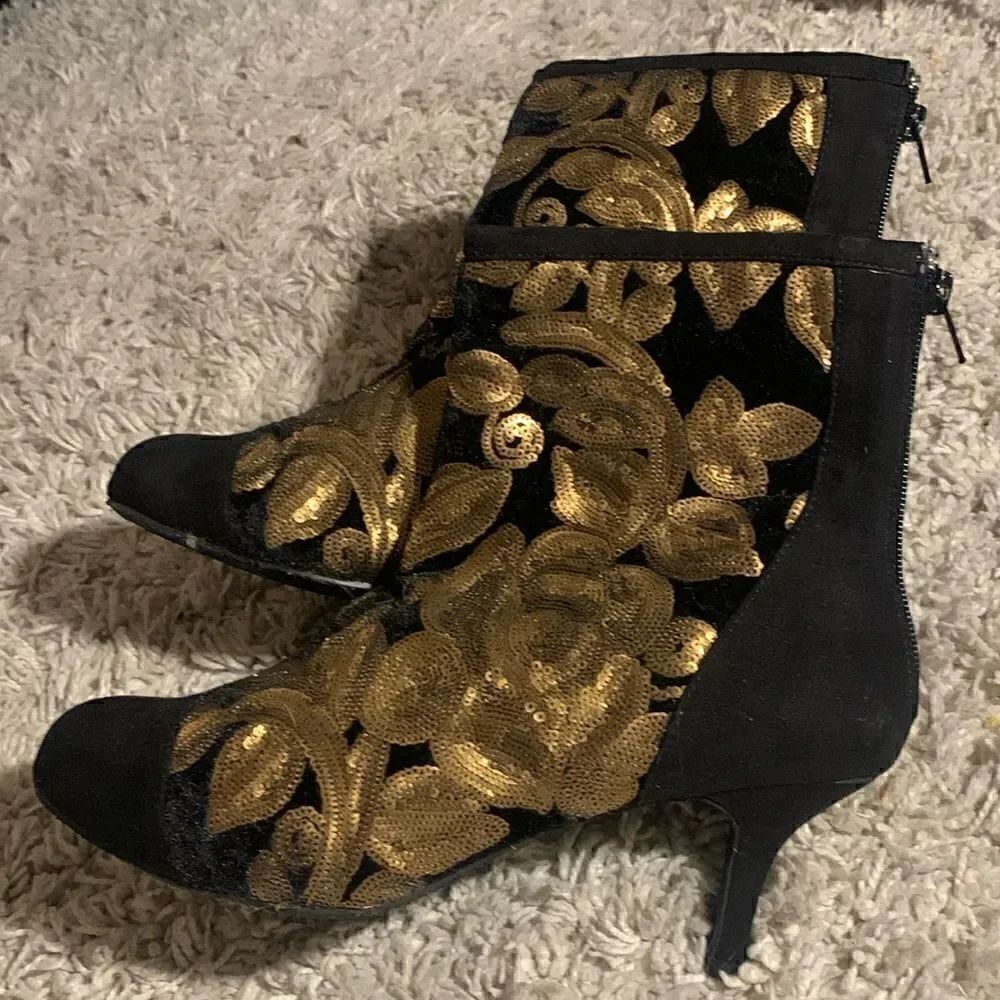 Joan Boyce EUC black/gold sequin suede like ankle boots Size 9.5